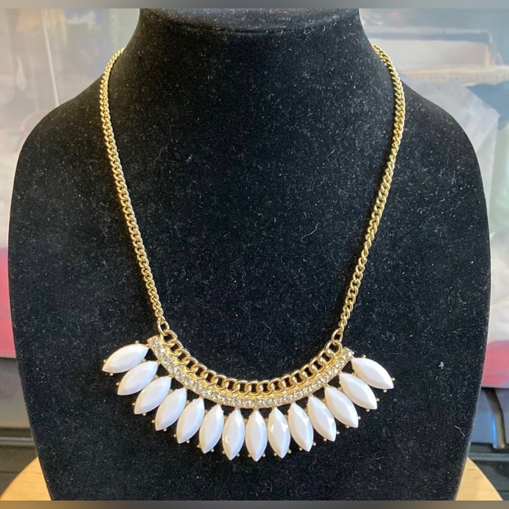 Gold Tone & White Acrylic Stone Statement Necklace. EUC, Smoke-Free Home